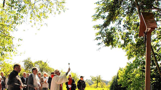 Stadtpfarrer Matthias Kirner segnet das neue Kreuz beim Wehrer Ruhewald. Bild: Hansjörg Bader