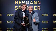 Hermann Scherer (links) übergibt den Excellence Award an den Bad Dürrheimer Klinik-Chef Joachim Limberger. Bild: Justin Bockey
