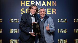 Hermann Scherer (links) übergibt den Excellence Award an den Bad Dürrheimer Klinik-Chef Joachim Limberger. Bild: Justin Bockey