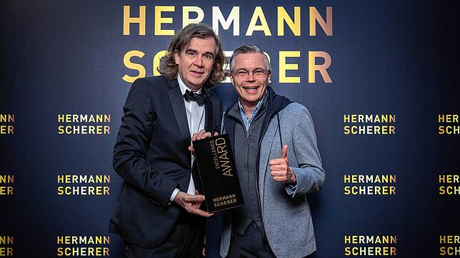 Hermann Scherer (links) übergibt den Excellence Award an den Bad Dürrheimer Klinik-Chef Joachim Limberger. Bild: Justin Bockey