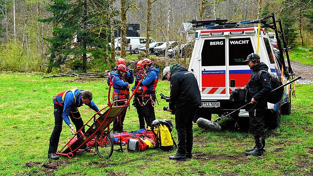 Die Bergwacht demonstriert einen Einsatz.