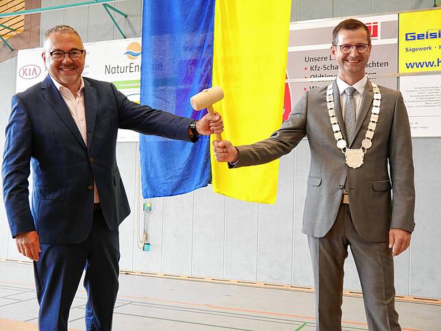 Das Bild zeigt Patrick Stärk (rechts) bei der Amtseinführung, links sein Bürgermeister-Vorgänger Hans-Peter Lehmann.