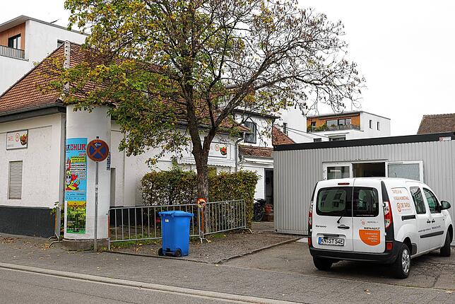 Der Radolfzeller Tadelladen in der Markthallenstraße: Rechts im Bild der Container, der seit Juli im Betrieb ist.