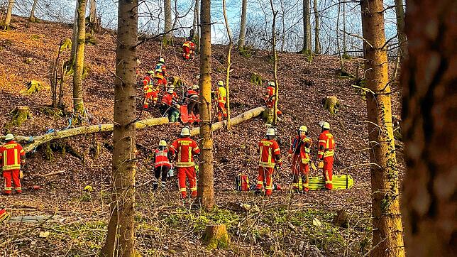 Die Feuerwehr musste am Mittwochabend einen Mann in einem nur sehr schwer zugänglichen Waldbereich zwischen Zimmerholz und Stetten mit ...