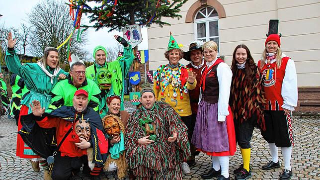 Am Schmoziga Dunschdig gelang dem SÜDKURIER erstmals ein Foto mit allen Narren-und Musikgruppen rings um den Narrenbaum auf dem ...