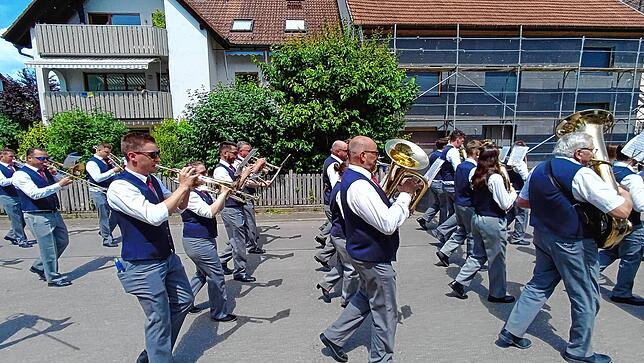Bild 26: Festumzug am Gmeindshus Oberlauchringen – Höhepunkt des 4-tägigen Bezirksmusikfest