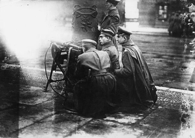 Im Dezember 1918 wird am Berliner Schloss gekämpft. Hier gehen regierungstreue Truppen gegen die aufständischen Matrosen der ...