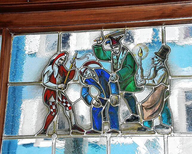 Eine Szene vom Laufnarrenschlag auf dem Fenster der Kuony-Gaststätte. Die Fenster (zwei Reihen, je ca 6x1 Meter groß) lagern im Alten ...