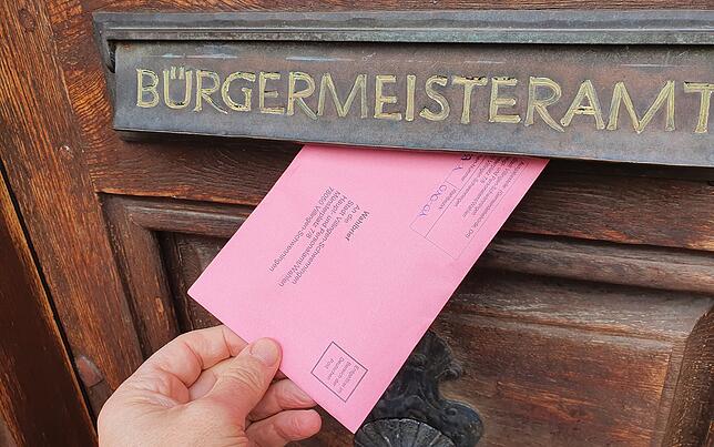 Einer der letzten Briefwähler wirft seinen Wahlumschlag am Villinger Rathaus ein.