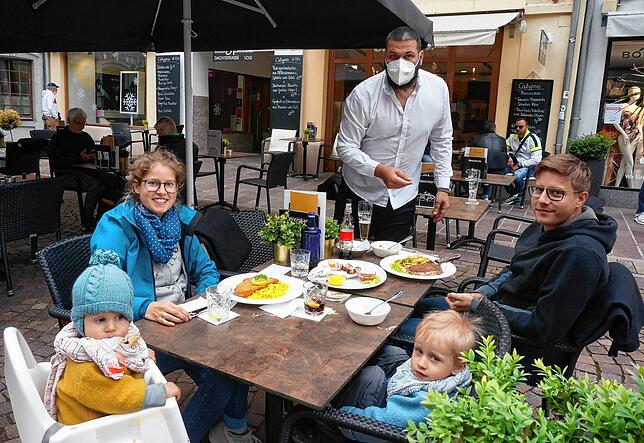 Gäste aus der Schweiz: Familie Schifferle aus Döttingen verbindet eine Besuch im Waldshuter Wildgehege mit kulinarischen Genüssen im ...