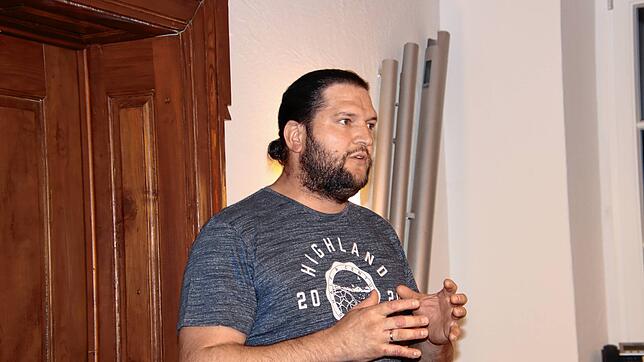 Matthias Widemann von den Berggeistern erklärt, warum die Narren einen sanierten Raum im Kindergarten dringend benötigen.