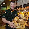 Brezel, Brot oder Brötchen? Die Bäckerei Stadelhofer in Singen (Archivbild mit Chef Eric Stadelhofer) ist eine der Bäckereien, die an ...