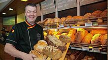 Brezel, Brot oder Brötchen? Die Bäckerei Stadelhofer in Singen (Archivbild mit Chef Eric Stadelhofer) ist eine der Bäckereien, die an ...