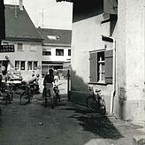 Blick aus einem Hinterhof der Ochsenlücke auf die Hauptstraße hinaus.