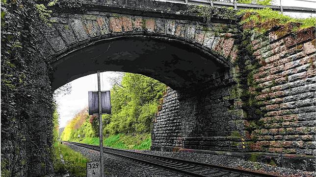 Die Gewölbebrücke über die Hochrhein-Bahn zwischen Gurtweil und B&nbsp;34 ist baufällig und wird deshalb für den motorisierten Verkehr ...