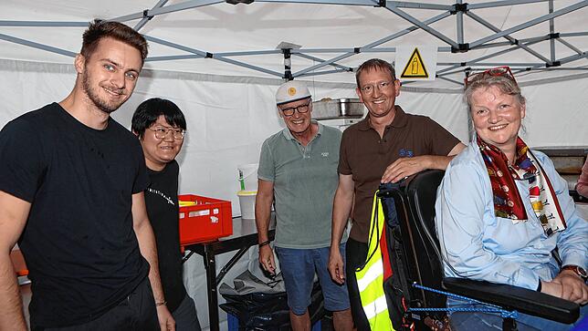 Bild 24: Endlich wieder Hafenfest! Trotz Wetterumschwung ist die Stimmung am ersten Tag hervorragend
