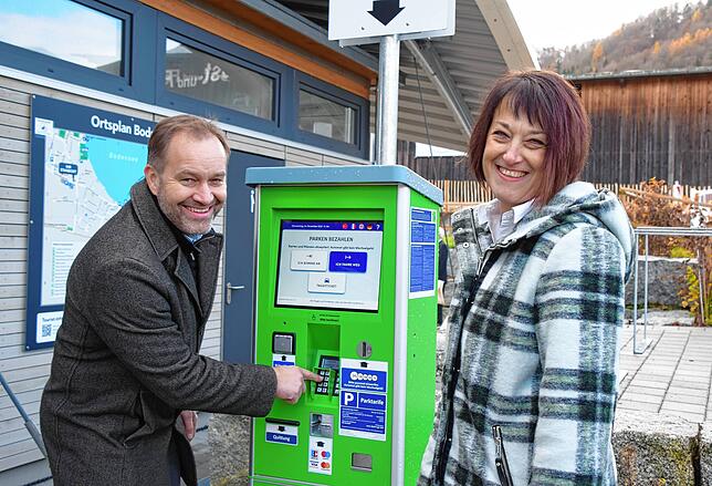 Bürgermeister Matthias Weckbach und Sandra Domogalla, Leiterin des Amts für Tourismus, Kultur und Marketing an einem der Parkautomaten ...