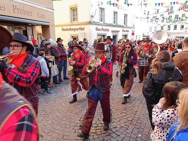 Bild 15: So bunt ist der Umzug beim großen Narrentreffen in Tiengen