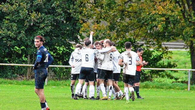 Die SG Kirchen-Hausen feiert das 2:1 durch Patrick Messmer.