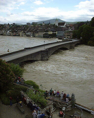 Bild 13: Als vor 20 Jahren der Rhein durch das Hotel Schiff floss: Spektakuläre Fotos vom Hochwasser in Rheinfelden