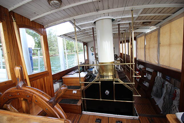 Was für ein schönes Schiff: Baujahr 1916. Die Dampfmaschine, hier erkennbar am Kamin, baute Karl Sailer später ein, nachdem das Schiff ...