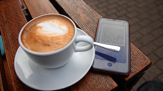 Für die Tasse Kaffee im Restaurant muss man mittlerweile ein Impf-, Genesenen- oder negativen Testnachweis vorzeigen. Nicht überall wird ...