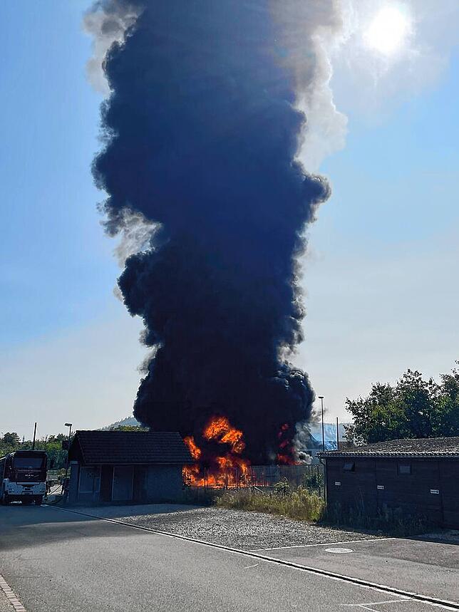 Bild 1: Brand bei Gemüsebaufirma in Villigen