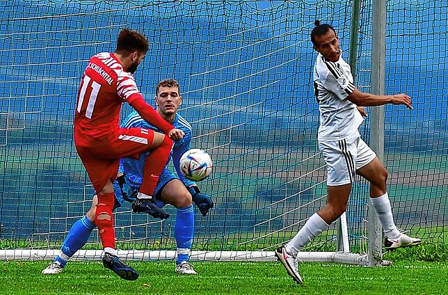 Chance vertan: Thomas Lang (Nr. 11) hatte vor der Pause das 3:0 für den FC Schlüchttal auf dem Fuß, schied später mit einer Verletzung ...