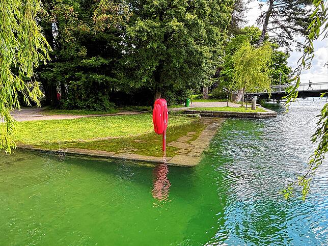 Der Rettungsring für Notfälle steht inzwischen komplett im Wasser.