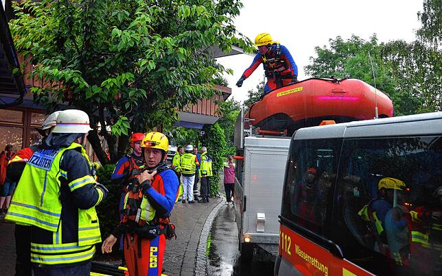 Der Campingplatz in Steibensteg wurde zum eigenen Einsatzgebiet, bei dem Feuerwehr und DLRG ihre Hilfeleistungen koordinieren mussten.