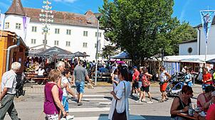 Das Immendinger Schlossfest zieht ganze Scharen von Besuchern an. In Festlauben rund um das Obere Schloss genießen sie drei Tage lang ...