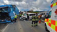 Bei dem Verkehrsunfall auf der B33 zwischen Oberteuringen-Neuhaus und Hefigkofen war ein Transporter in den Gegenverkehr geraten und ...