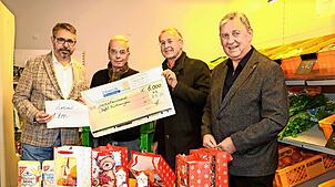 Karl Rißler von der Triberger Tafel (Zweiter von links) darf sich über zwei Spenden des Rotary-Clubs in Gesamthöhe von 7800 Euro freuen, ...