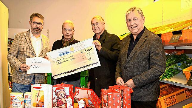 Karl Rißler von der Triberger Tafel (Zweiter von links) darf sich über zwei Spenden des Rotary-Clubs in Gesamthöhe von 7800 Euro freuen, ...