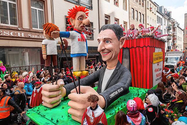 Christian Keller, Geschäftsführer des 1. FC Köln, als Pappfigur auf einem Persiflagewagen am Rosenmontag 2024.