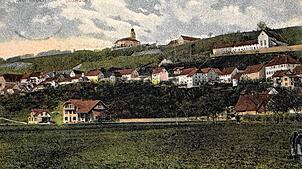 So sah es einst aus: Der Stühlinger Stadtweg, am Hang Kapuzinerkloster und auf dem Berg das Schloss Hohenlupfen, auf der Wiese befindet ...