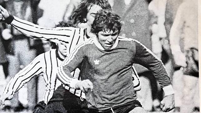 Ein Torjäger vor dem Herrn: Alfred Deiringer (vorne gegen zwei Verteidiger des FC Emmendingen) ist gestorben.