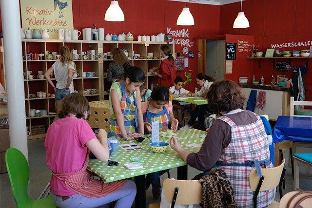 In der Kreativ Werkstätte können Besucher Keramik selbst bemalen.