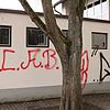 War schon damals keine Kunst: Die Schmiereien vom Mitte März an der Außenwand des Realschul-Geräteraums sind noch nicht abgewaschen.