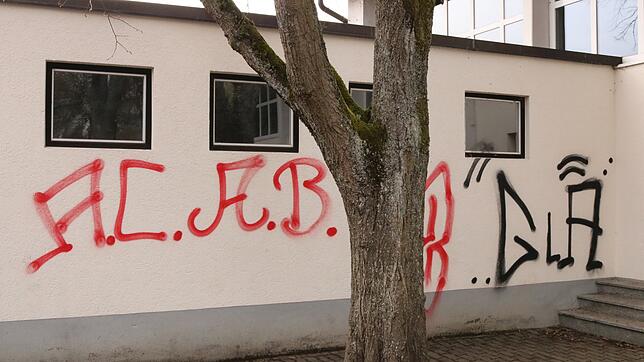 War schon damals keine Kunst: Die Schmiereien vom Mitte März an der Außenwand des Realschul-Geräteraums sind noch nicht abgewaschen.