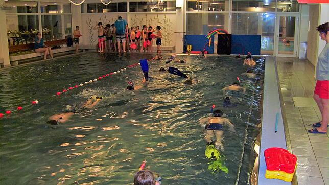 Im Becken geht es schon einmal eng zu: Das Bild zeigt eine Trainingseinheit der Schnorcheltaucher der Mooser DLRG-Ortsgruppe im ...