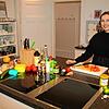 Mona Hiermaier, Wochensiegerin in der ZDF-Kochshow, Die Küchenschlacht, bereitet sich in der Küche im Hotel Villa8 in Villingen auf die ...