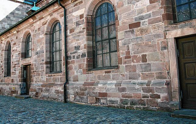 Der Sockel rund um das Münster hätte eigentlich schon früher – in diesem oder im nächsten Jahr – hergerichtet werden sollen.