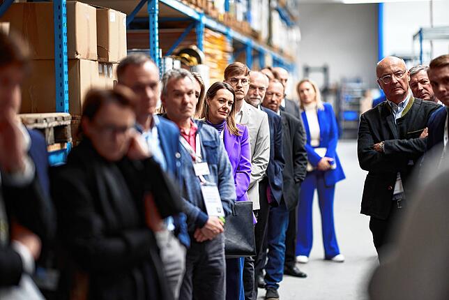 Die Gäste des Jubiläums lernten bei Führungen die Produktion und Geschichte der Elma Schmidbauer GmbH kennen.