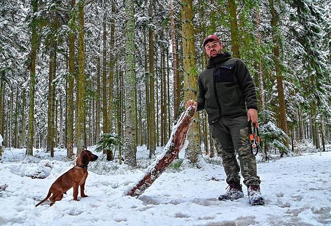 Jäger Samuel Dold mit einem Holzbalken, den Unbekannte auf die Waldwege legen. Offenbar, um Mountainbiker am Befahren der Wege zu ...