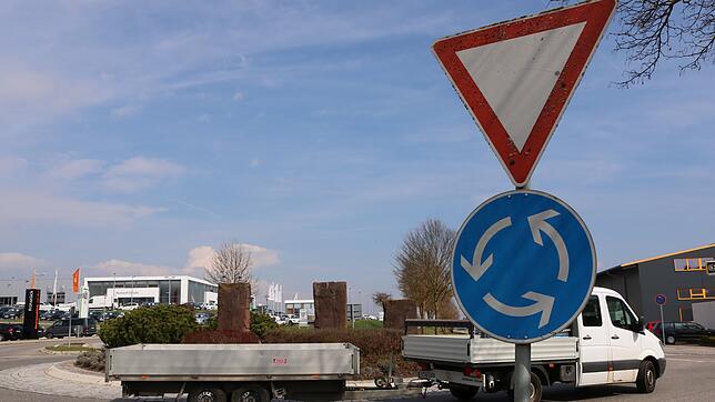 Der Kreisverkehr an Dürrheimer und Breslauer Straße ist ramponiert. Er soll binnen sechs Wochen unter Vollsperrung repariert werden: ...