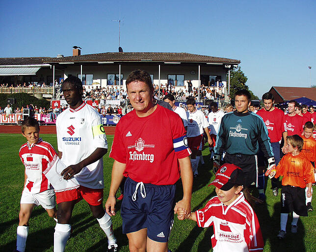 Abschied einer Donaueschinger Fußball-Legende: Günter Limberger (vorne, rotes Trikot) bei seinem Abschiedsspiel gegen den Bundesligisten ...