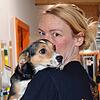 Eine andere Art des &bdquo;Mund-Nasenschutzes&ldquo; in Zeiten von Corona: Die Leiterin des Kreistierheims, Nadine Vögel, und Hund Jenny.