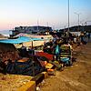 Flüchtlinge schlafen am Rand einer Straße, die von Moria nach Mytilene führt, vor ihrem Zelt.