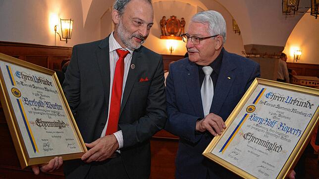 Zwei ausgezeichnete Sportler und Kameraden: Bertold Wurster (links) und Harry-Rolf Ropertz verlieh der TuS Meersburg die rare ...